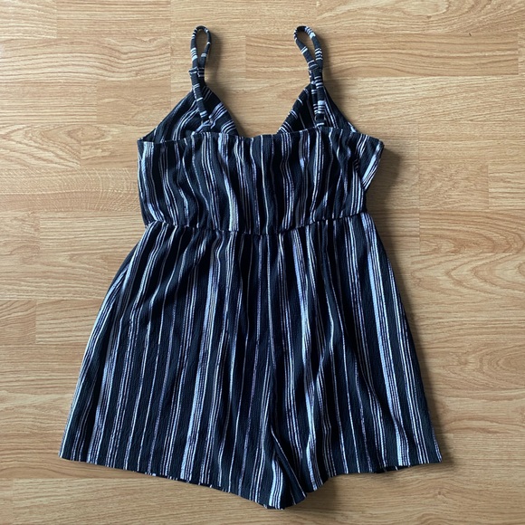 Wild Fable Stripes V-Neck Twist Front Romper Small - Picture 3 of 3